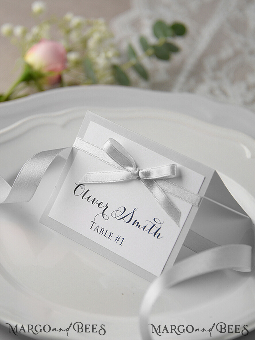 PLATZKARTEN / TISCHKARTEN  
 rustikal und Spitze Romantische weiße minimalistische Hochzeitsplatzkarten mit grauem Band, moderne elegante rustikale Platzkarten, Glamour-Tischkarten, wunderschöne graue Hochzeitsnamensschilder.