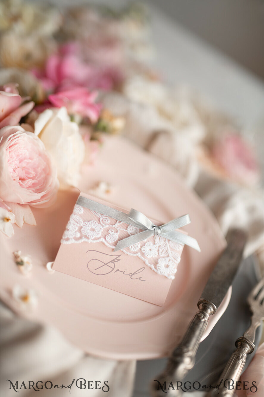 PLATZKARTEN / TISCHKARTEN  
 rustikal und Spitze Romantische weiße Spitzen-Hochzeitsplatzkarten, blassrosa Namensschilder mit grauem Band, elegante Hochzeitsstationery, rustikale Empfangskarten, bearbeitbarer Text, Hochzeitsschild.
