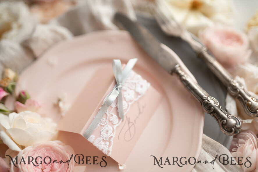 PLATZKARTEN / TISCHKARTEN  
 rustikal und Spitze Romantische weiße Spitzen-Hochzeitsplatzkarten, blassrosa Namensschilder mit grauem Band, elegante Hochzeitsstationery, rustikale Empfangskarten, bearbeitbarer Text, Hochzeitsschild.