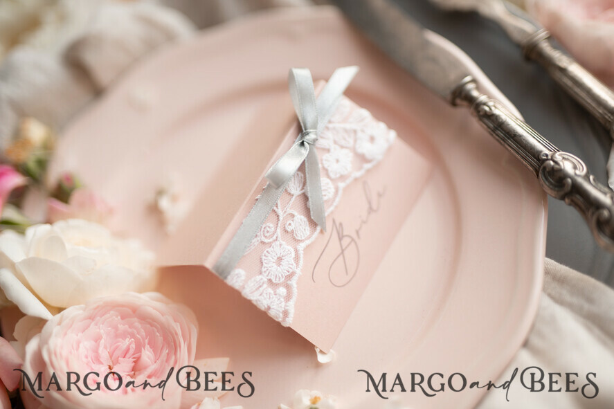 PLATZKARTEN / TISCHKARTEN  
 rustikal und Spitze Romantische weiße Spitzen-Hochzeitsplatzkarten, blassrosa Namensschilder mit grauem Band, elegante Hochzeitsstationery, rustikale Empfangskarten, bearbeitbarer Text, Hochzeitsschild.