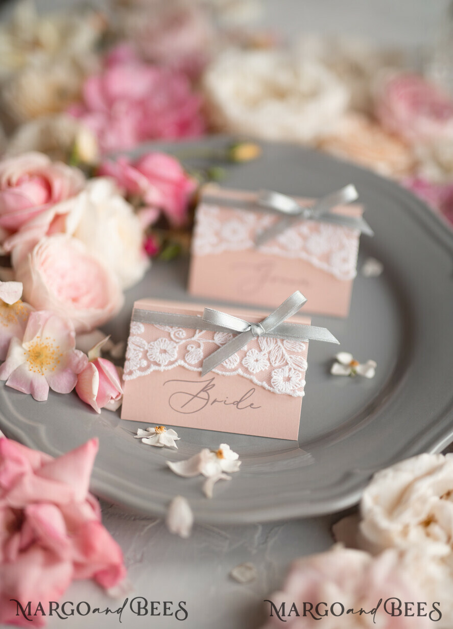 PLATZKARTEN / TISCHKARTEN  
 rustikal und Spitze Romantische weiße Spitzen-Hochzeitsplatzkarten, blassrosa Namensschilder mit grauem Band, elegante Hochzeitsstationery, rustikale Empfangskarten, bearbeitbarer Text, Hochzeitsschild.