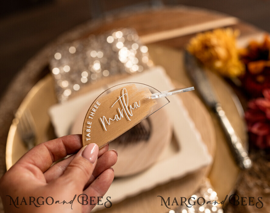 PLATZKARTEN / TISCHKARTEN  
 Acrylgold klar / Holz 3D Moderner Bogen Gold Acryl Platzkarte mit Ständer, Bogen klare Namenskarte, Premium Luxus Sitzkarten, bemalte goldene Begleitkarten mit weißer Schrift, bearbeitbarer Text