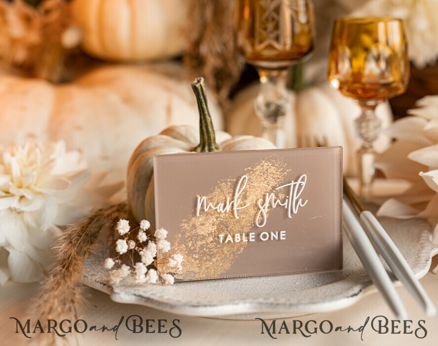 PLATZKARTEN / TISCHKARTEN  
 Acrylgold klar / Holz 3D Acryl Beige Platzkarten mit Ständer, Klare Acryl- und Gold-Platzkarten, Nude Taupe Gold Plexi Platzkarten, Tan Luxus Hochzeits Tischdeko Platzkarten, Erdige Hochzeitsbeschilderung Gold Spiegel Platzkarten.