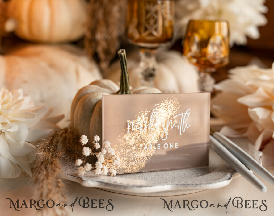 PLATZKARTEN / TISCHKARTEN  
 Acrylgold klar / Holz 3D Acryl Beige Platzkarten mit Ständer, Klare Acryl- und Gold-Platzkarten, Nude Taupe Gold Plexi Platzkarten, Tan Luxus Hochzeits Tischdeko Platzkarten, Erdige Hochzeitsbeschilderung Gold Spiegel Platzkarten.