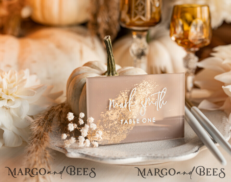 PLATZKARTEN / TISCHKARTEN  
 Acrylgold klar / Holz 3D Acryl Beige Platzkarten mit Ständer, Klare Acryl- und Gold-Platzkarten, Nude Taupe Gold Plexi Platzkarten, Tan Luxus Hochzeits Tischdeko Platzkarten, Erdige Hochzeitsbeschilderung Gold Spiegel Platzkarten.