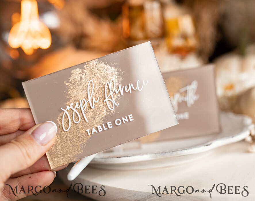 PLATZKARTEN / TISCHKARTEN  
 Acrylgold klar / Holz 3D Acryl Beige Platzkarten mit Ständer, Klare Acryl- und Gold-Platzkarten, Nude Taupe Gold Plexi Platzkarten, Tan Luxus Hochzeits Tischdeko Platzkarten, Erdige Hochzeitsbeschilderung Gold Spiegel Platzkarten.