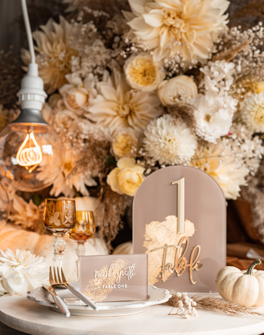 PLATZKARTEN / TISCHKARTEN  
 Acrylgold klar / Holz 3D Acryl Beige Platzkarte mit Ständer, Arch Clear Nude Taupe Namenskarten, Premium Luxus Sitzkarten, Platzkarten für Hochzeitsgäste, Gold Gäste-Eskortkarten