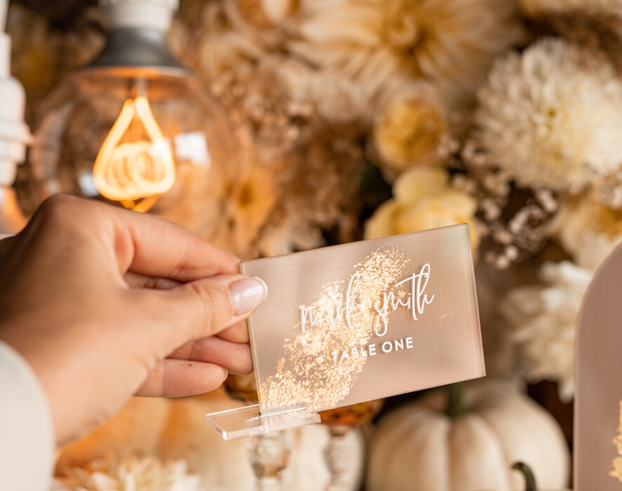 PLATZKARTEN / TISCHKARTEN  
 Acrylgold klar / Holz 3D Acryl Beige Platzkarte mit Ständer, Arch Clear Nude Taupe Namenskarten, Premium Luxus Sitzkarten, Platzkarten für Hochzeitsgäste, Gold Gäste-Eskortkarten