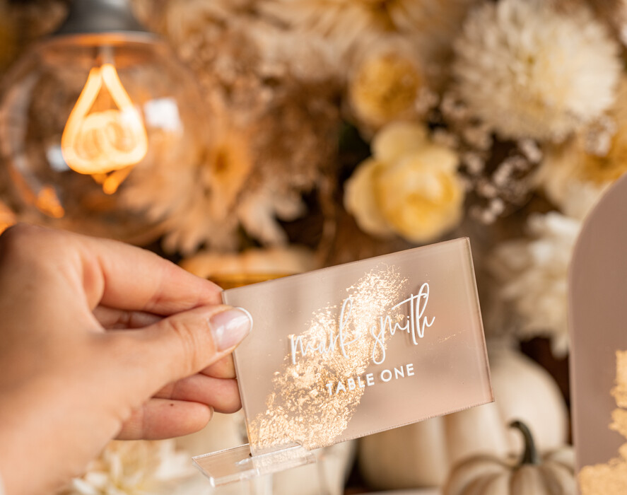 PLATZKARTEN / TISCHKARTEN  
 Acrylgold klar / Holz 3D Acryl Beige Platzkarte mit Ständer, Arch Clear Nude Taupe Namenskarten, Premium Luxus Sitzkarten, Platzkarten für Hochzeitsgäste, Gold Gäste-Eskortkarten