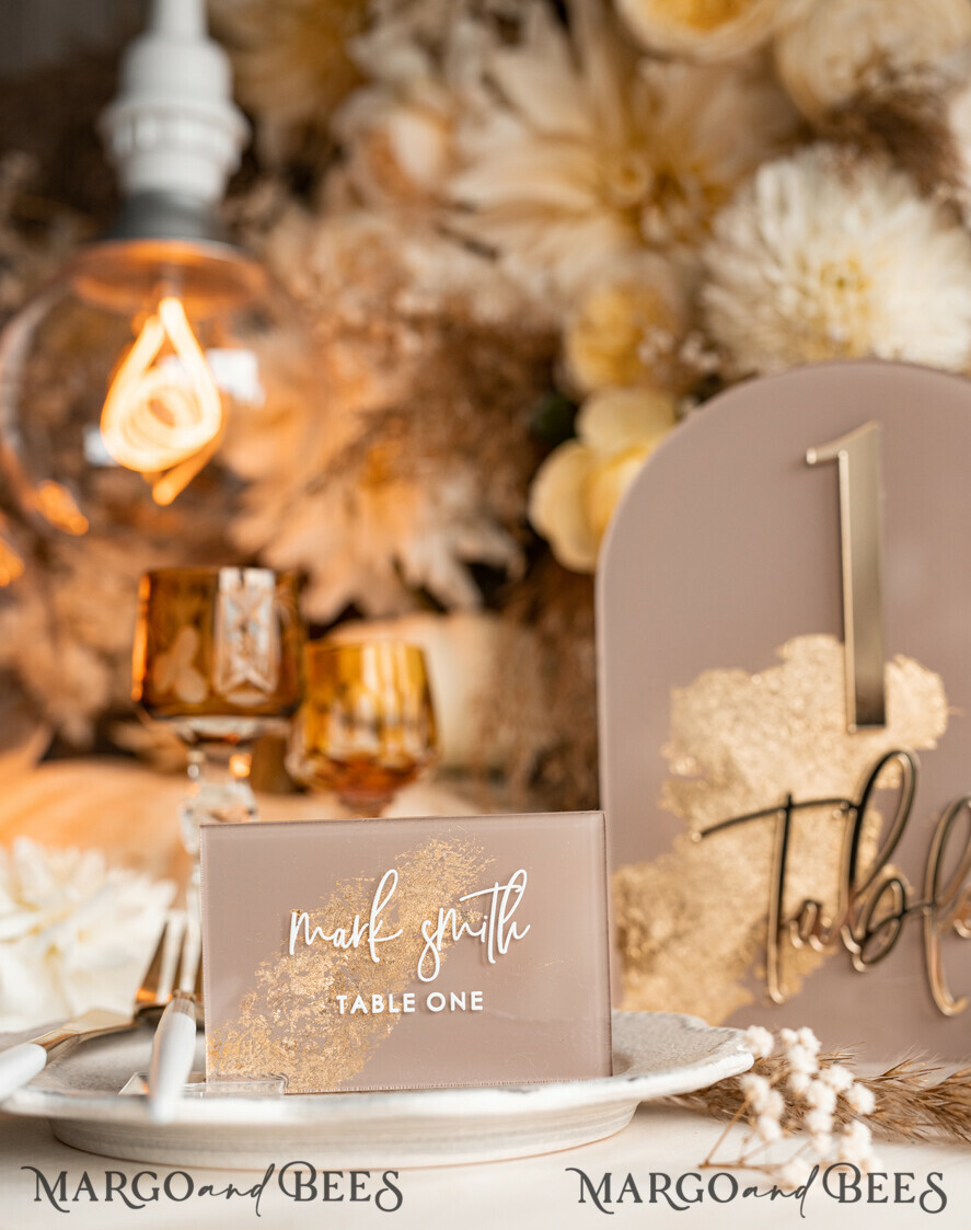 PLATZKARTEN / TISCHKARTEN  
 Acrylgold klar / Holz 3D Acryl Beige Platzkarte mit Ständer, Arch Clear Nude Taupe Namenskarten, Premium Luxus Sitzkarten, Platzkarten für Hochzeitsgäste, Gold Gäste-Eskortkarten