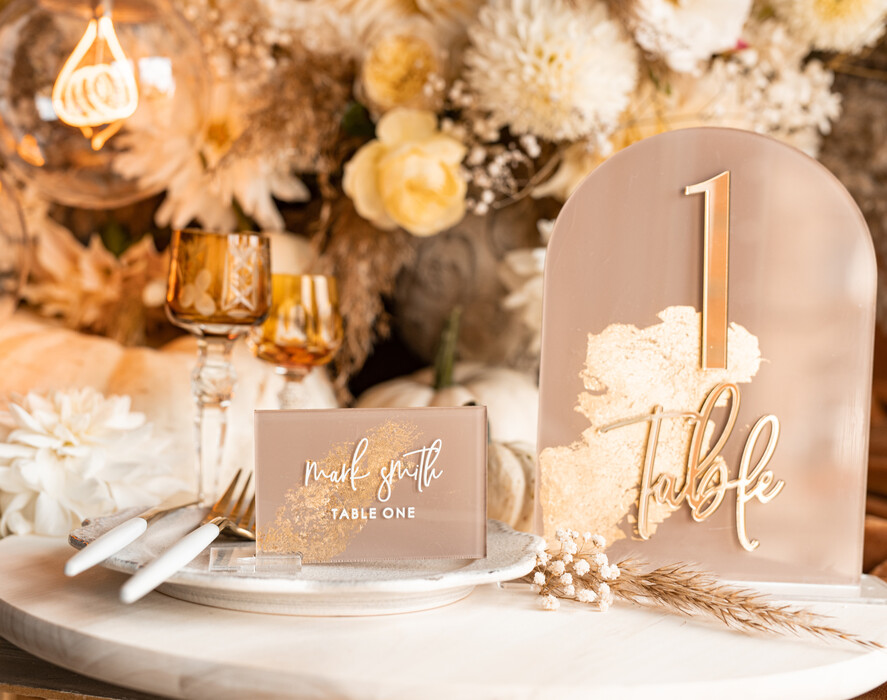 PLATZKARTEN / TISCHKARTEN  
 Acrylgold klar / Holz 3D Acryl Beige Platzkarte mit Ständer, Arch Clear Nude Taupe Namenskarten, Premium Luxus Sitzkarten, Platzkarten für Hochzeitsgäste, Gold Gäste-Eskortkarten