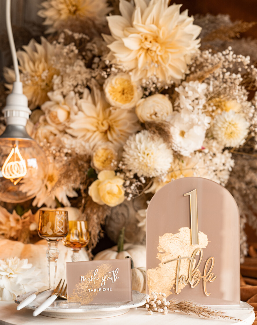 PLATZKARTEN / TISCHKARTEN  
 Acrylgold klar / Holz 3D Acryl Beige Platzkarte mit Ständer, Arch Clear Nude Taupe Namenskarten, Premium Luxus Sitzkarten, Platzkarten für Hochzeitsgäste, Gold Gäste-Eskortkarten