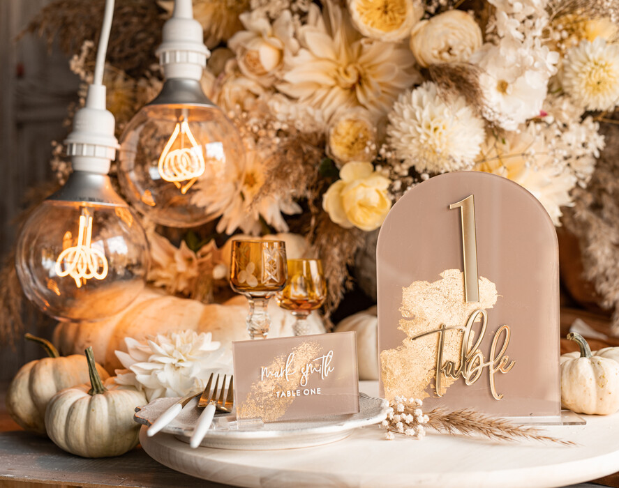 PLATZKARTEN / TISCHKARTEN  
 Acrylgold klar / Holz 3D Acryl Beige Platzkarte mit Ständer, Arch Clear Nude Taupe Namenskarten, Premium Luxus Sitzkarten, Platzkarten für Hochzeitsgäste, Gold Gäste-Eskortkarten