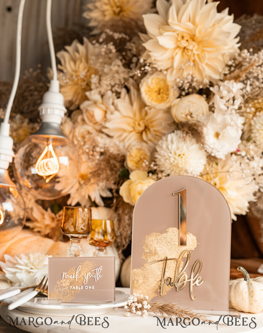 PLATZKARTEN / TISCHKARTEN  
 Acrylgold klar / Holz 3D Acryl Beige Platzkarte mit Ständer, Arch Clear Nude Taupe Namenskarten, Premium Luxus Sitzkarten, Platzkarten für Hochzeitsgäste, Gold Gäste-Eskortkarten