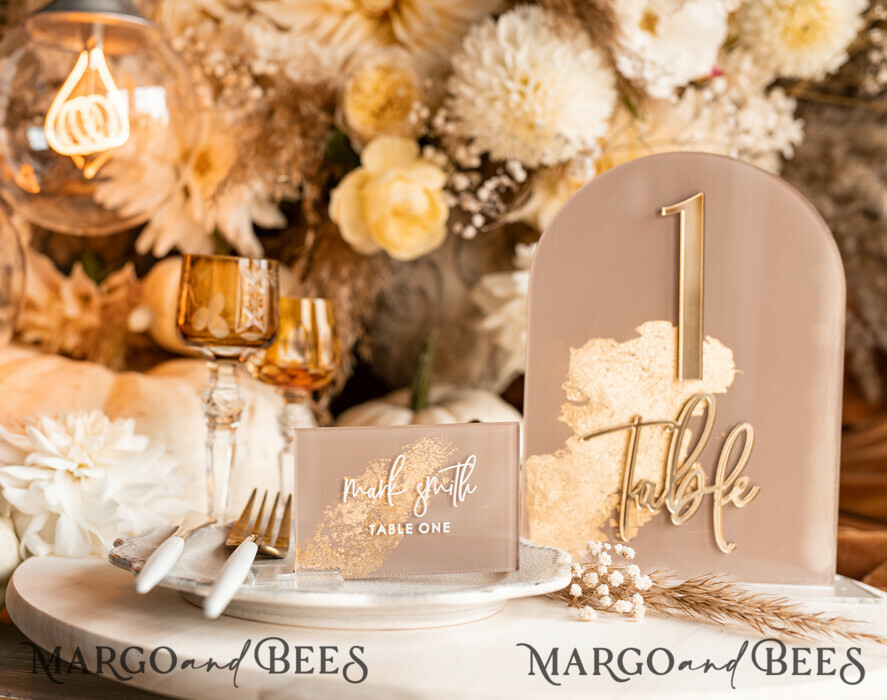 PLATZKARTEN / TISCHKARTEN  
 Acrylgold klar / Holz 3D Acryl Beige Platzkarte mit Ständer, Arch Clear Nude Taupe Namenskarten, Premium Luxus Sitzkarten, Platzkarten für Hochzeitsgäste, Gold Gäste-Eskortkarten
