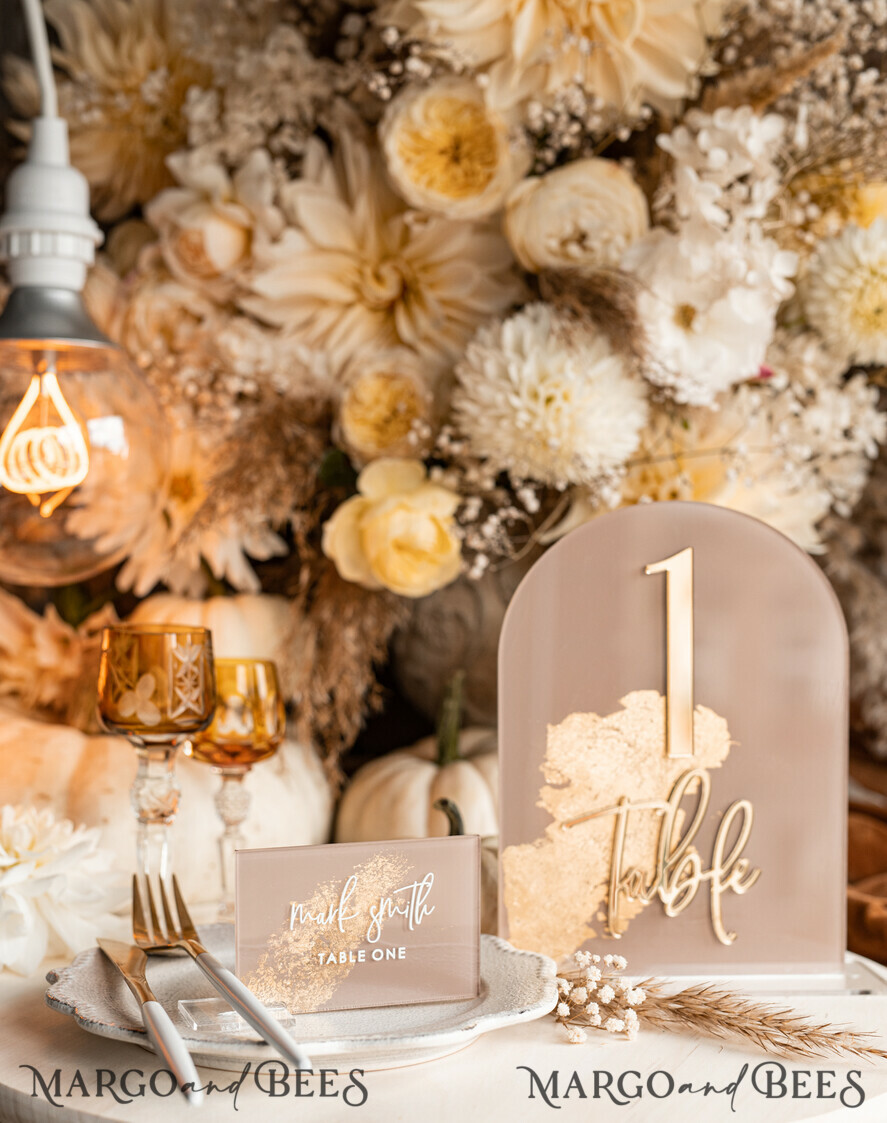 PLATZKARTEN / TISCHKARTEN  
 Acrylgold klar / Holz 3D Acryl Beige Platzkarte mit Ständer, Arch Clear Nude Taupe Namenskarten, Premium Luxus Sitzkarten, Platzkarten für Hochzeitsgäste, Gold Gäste-Eskortkarten
