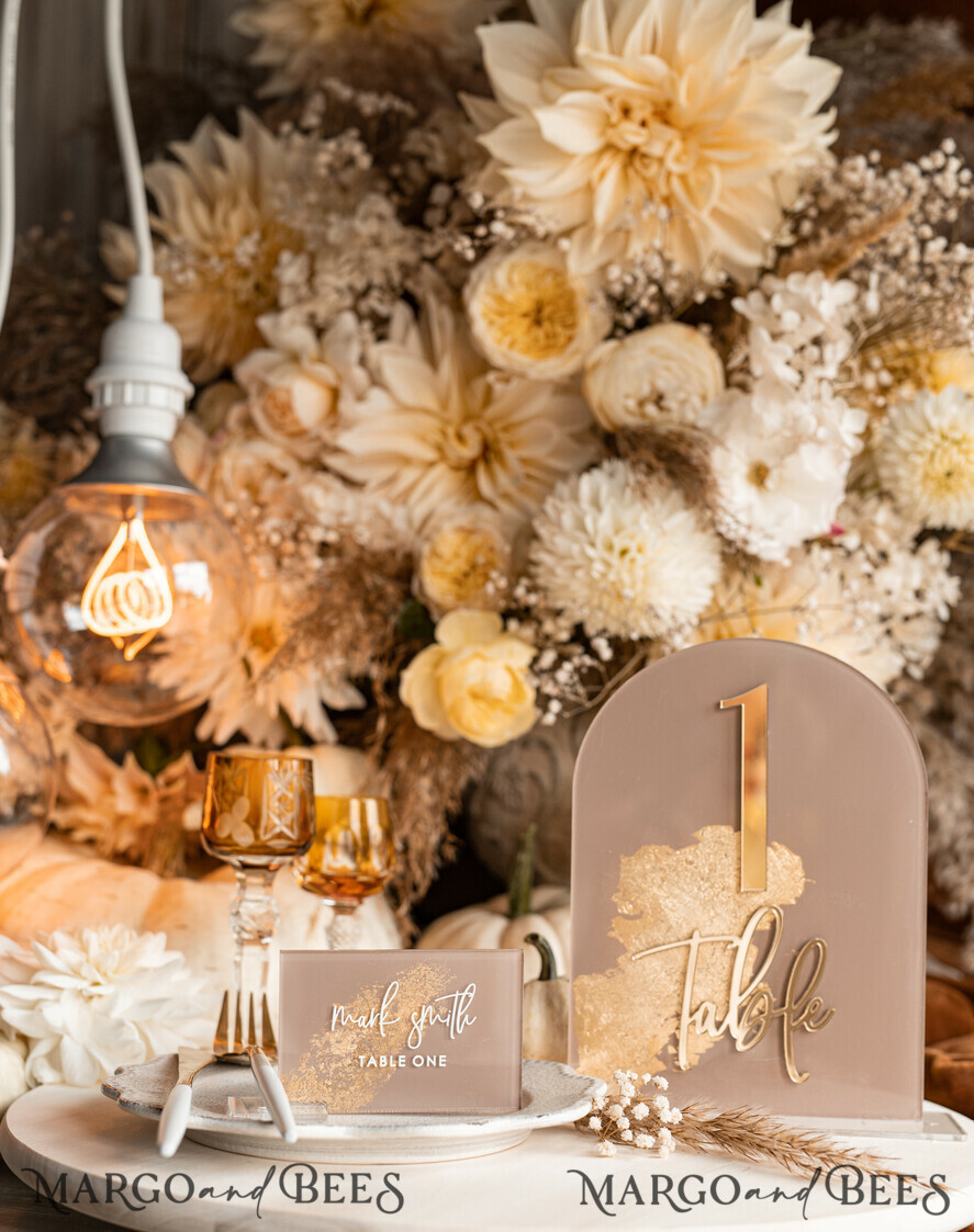 PLATZKARTEN / TISCHKARTEN  
 Acrylgold klar / Holz 3D Acryl Beige Platzkarte mit Ständer, Arch Clear Nude Taupe Namenskarten, Premium Luxus Sitzkarten, Platzkarten für Hochzeitsgäste, Gold Gäste-Eskortkarten