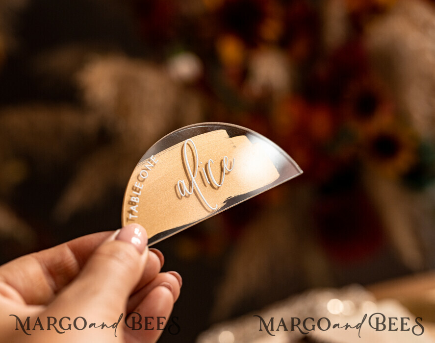 PLATZKARTEN / TISCHKARTEN  
 Acrylgold klar / Holz 3D Moderne Bogen-Acryl-Gold-Tischkarten, Hochzeits-Tischkarten, Bogen-Klare Namenskarten, Premium-Luxus-Sitzkarten, Bearbeitbare Text-Eskortkarten, Weiße Druck-Namenskarten