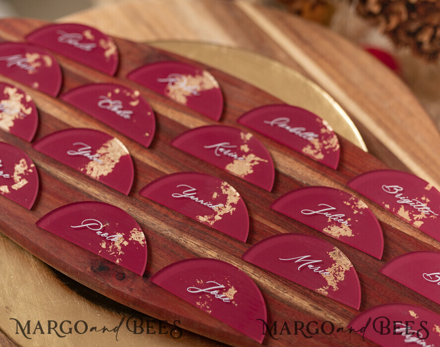 PLATZKARTEN / TISCHKARTEN  
 Acrylgold klar / Holz 3D Acrylbogen Burgundy Flachplatzkarte, klare Acryl- und goldene Flachplatzkarte, bordeauxgoldene Plexi-Flachplatzkarte, Marsala Luxus-Hochzeitstischdekoration, weißer Text
