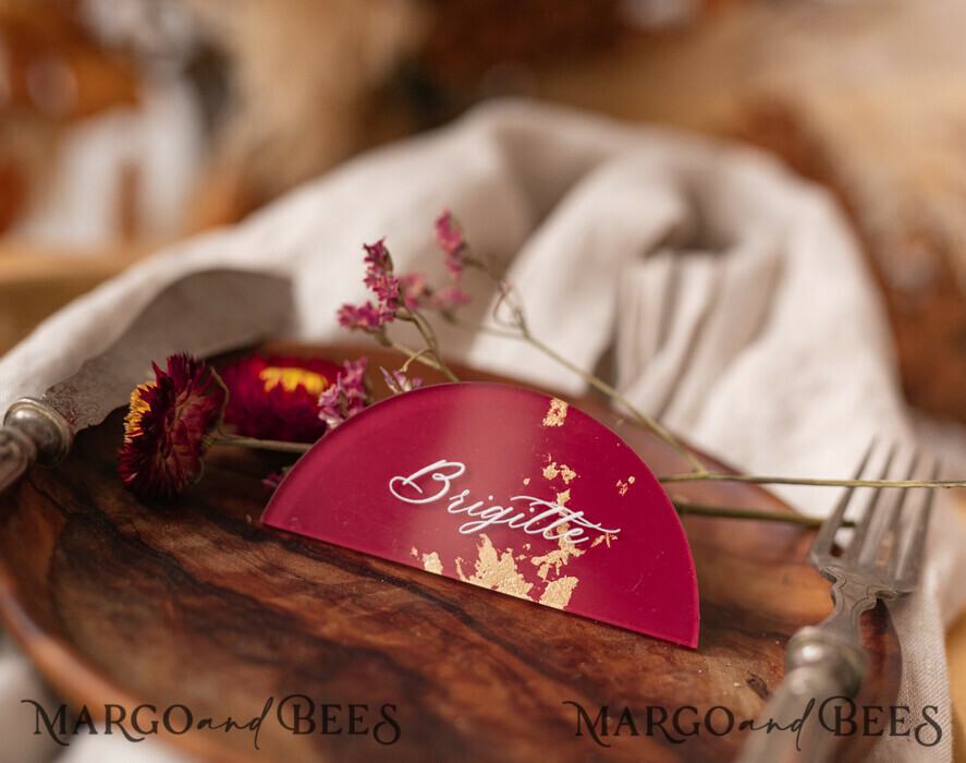 PLATZKARTEN / TISCHKARTEN  
 Acrylgold klar / Holz 3D Acrylbogen Burgundy Flachplatzkarte, klare Acryl- und goldene Flachplatzkarte, bordeauxgoldene Plexi-Flachplatzkarte, Marsala Luxus-Hochzeitstischdekoration, weißer Text