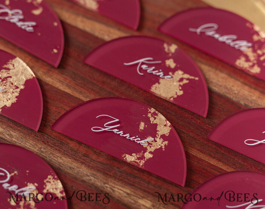 PLATZKARTEN / TISCHKARTEN  
 Acrylgold klar / Holz 3D Acrylbogen Burgundy Flachplatzkarte, klare Acryl- und goldene Flachplatzkarte, bordeauxgoldene Plexi-Flachplatzkarte, Marsala Luxus-Hochzeitstischdekoration, weißer Text