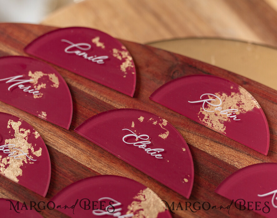 PLATZKARTEN / TISCHKARTEN  
 Acrylgold klar / Holz 3D Acrylbogen Burgundy Flachplatzkarte, klare Acryl- und goldene Flachplatzkarte, bordeauxgoldene Plexi-Flachplatzkarte, Marsala Luxus-Hochzeitstischdekoration, weißer Text