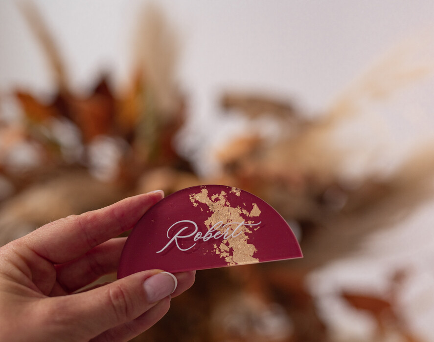 PLATZKARTEN / TISCHKARTEN  
 Acrylgold klar / Holz 3D Acrylbogen Burgundy Flachplatzkarte, klare Acryl- und goldene Flachplatzkarte, bordeauxgoldene Plexi-Flachplatzkarte, Marsala Luxus-Hochzeitstischdekoration, weißer Text