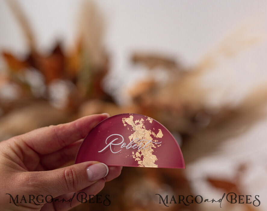 PLATZKARTEN / TISCHKARTEN  
 Acrylgold klar / Holz 3D Acrylbogen Burgundy Flachplatzkarte, klare Acryl- und goldene Flachplatzkarte, bordeauxgoldene Plexi-Flachplatzkarte, Marsala Luxus-Hochzeitstischdekoration, weißer Text