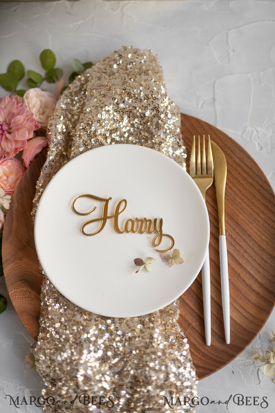 PLATZKARTEN / TISCHKARTEN  
 Acrylgold klar / Holz 3D Benutzerdefinierte elegante goldene Acryl-Platzkarte, gravierte Namenskarte Premium Luxus Sitzkarte, 3D goldene Acryl-Hochzeitsbegleitkarten, luxuriöse goldene Acryl-Hochzeitsplatzkarten