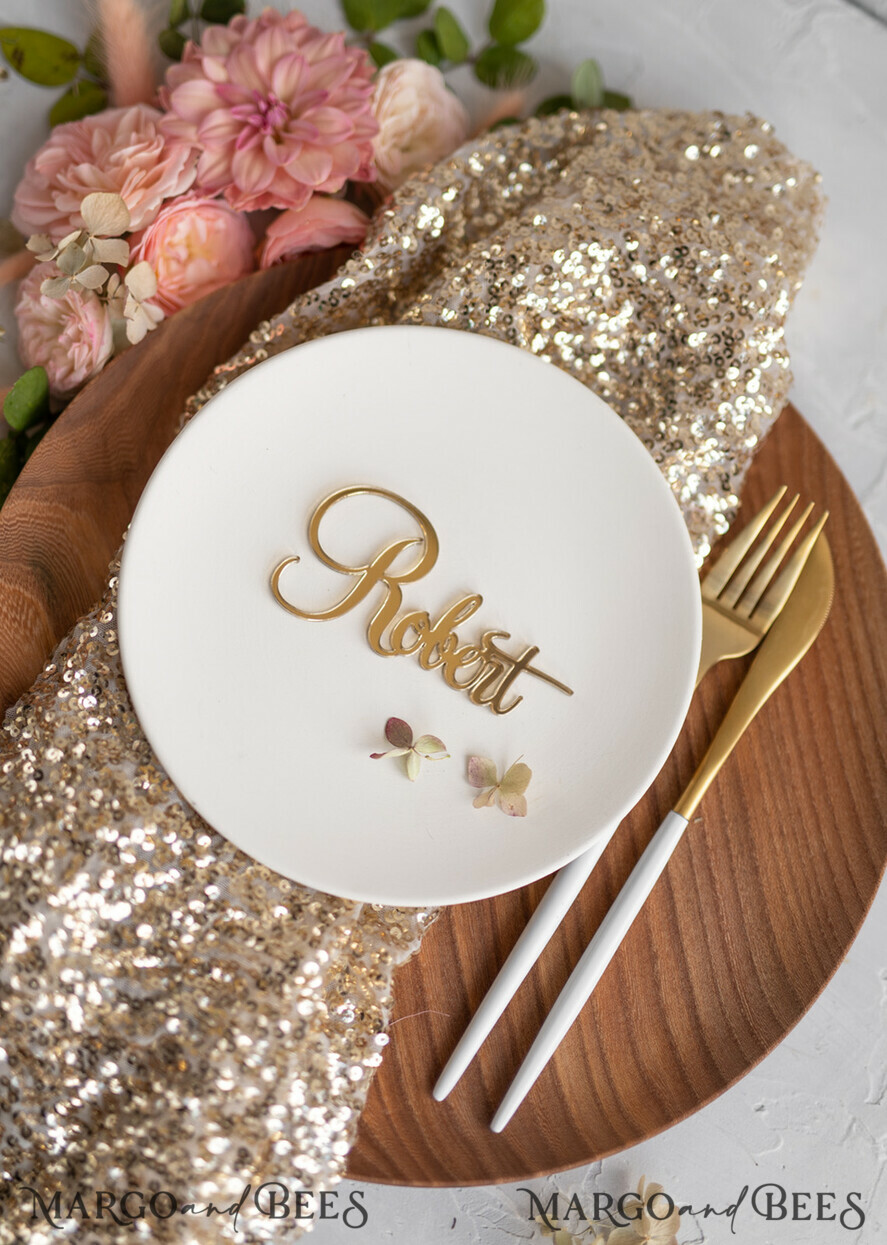 PLATZKARTEN / TISCHKARTEN  
 Acrylgold klar / Holz 3D Benutzerdefinierte elegante goldene Acryl-Platzkarte, gravierte Namenskarte Premium Luxus Sitzkarte, 3D goldene Acryl-Hochzeitsbegleitkarten, luxuriöse goldene Acryl-Hochzeitsplatzkarten