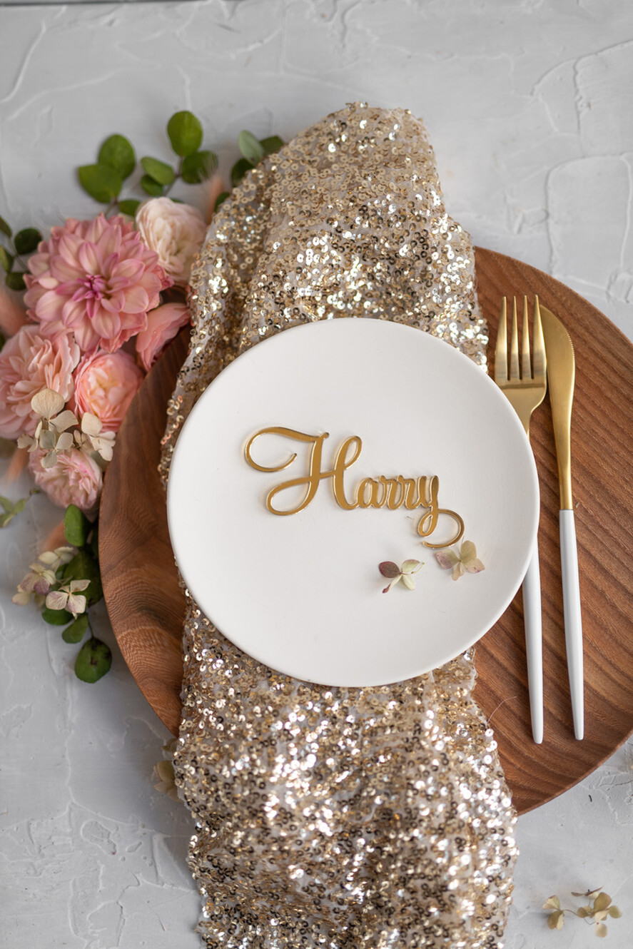 PLATZKARTEN / TISCHKARTEN  
 Acrylgold klar / Holz 3D Benutzerdefinierte elegante goldene Acryl-Platzkarte, gravierte Namenskarte Premium Luxus Sitzkarte, 3D goldene Acryl-Hochzeitsbegleitkarten, luxuriöse goldene Acryl-Hochzeitsplatzkarten