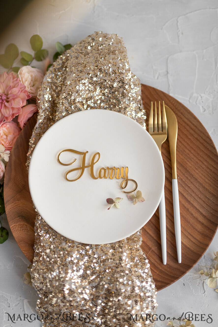 PLATZKARTEN / TISCHKARTEN  
 Acrylgold klar / Holz 3D Benutzerdefinierte elegante goldene Acryl-Platzkarte, gravierte Namenskarte Premium Luxus Sitzkarte, 3D goldene Acryl-Hochzeitsbegleitkarten, luxuriöse goldene Acryl-Hochzeitsplatzkarten