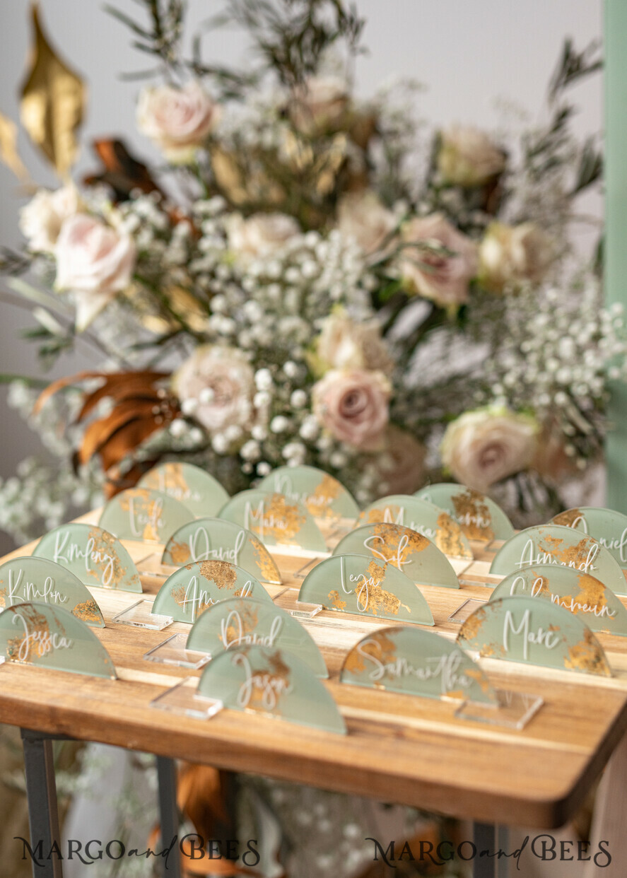 PLATZKARTEN / TISCHKARTEN  
 Acrylgold klar / Holz 3D Acrylbogen Salbeigrün Flachplatzkarte mit Stand, bemalte Acryl- und Gold-Flachplatzkarte, Grünpflanzen Gold Plexi Flachplatzkarte, Garten Luxus Hochzeits Tischdekoration