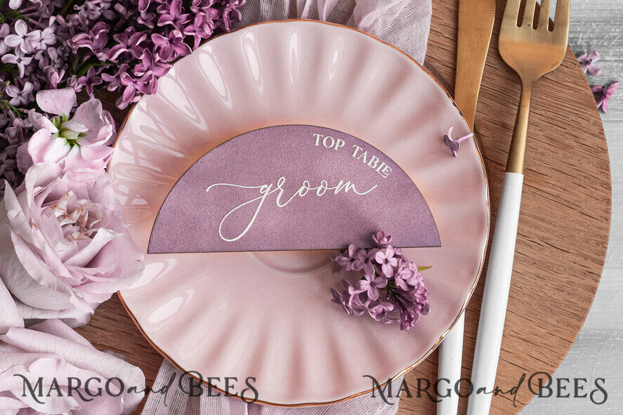PLATZKARTEN / TISCHKARTEN  
 Acrylgold klar / Holz 3D Mauve Hochzeitsplatzkarten, Moderne Bogen Samt Weiße Beschriftung Platzkarte ohne Ständer, Hochzeitsplatz mauve Karten, Samt weiße Namenskarten, Editable Text, MvS