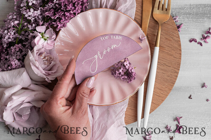 PLATZKARTEN / TISCHKARTEN  
 Acrylgold klar / Holz 3D Mauve Hochzeitsplatzkarten, Moderne Bogen Samt Weiße Beschriftung Platzkarte ohne Ständer, Hochzeitsplatz mauve Karten, Samt weiße Namenskarten, Editable Text, MvS