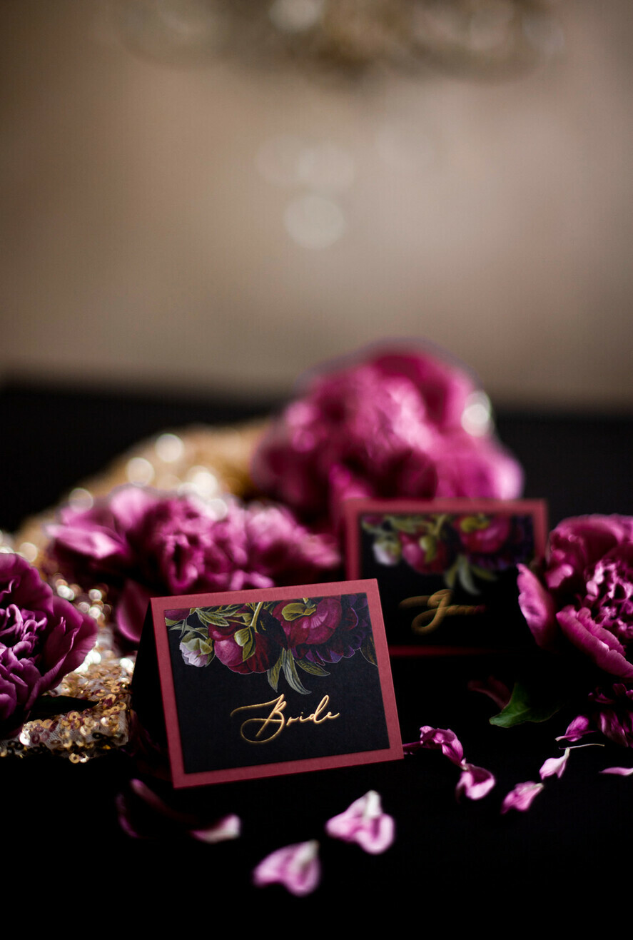 PLATZKARTEN / TISCHKARTEN  
 Luxus Premium Glitzer/ Gold/ Silber/ Roségold Einzigartige schwarze Hochzeitsplatzkarten, kastanienbraune Karte mit goldener Schrift, elegante dunkle Blumen-Hochzeitsnamensschilder mit Pfingstrosen-Grafik, individuell gestaltete goldene Schriftzug-Eskortkarten.