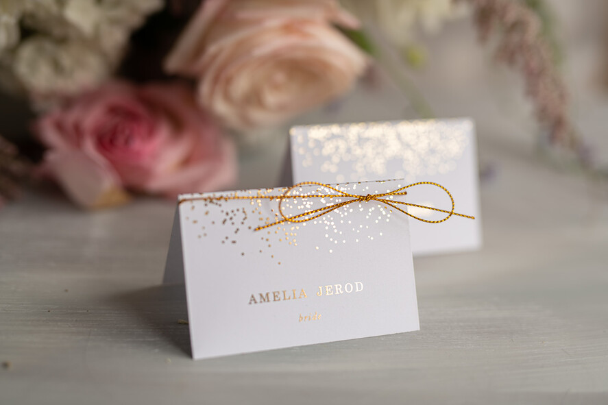 PLATZKARTEN / TISCHKARTEN  
 Luxus Premium Glitzer/ Gold/ Silber/ Roségold Goldfolie Hochzeitsplatzkarten, Weiße Hochzeitsbegleitkarten, mit goldener Schnur, Elegante Platzkarten, Tischnamenskarten, Personalisierte Hochzeitsdekoration, Bearbeitbarer Text