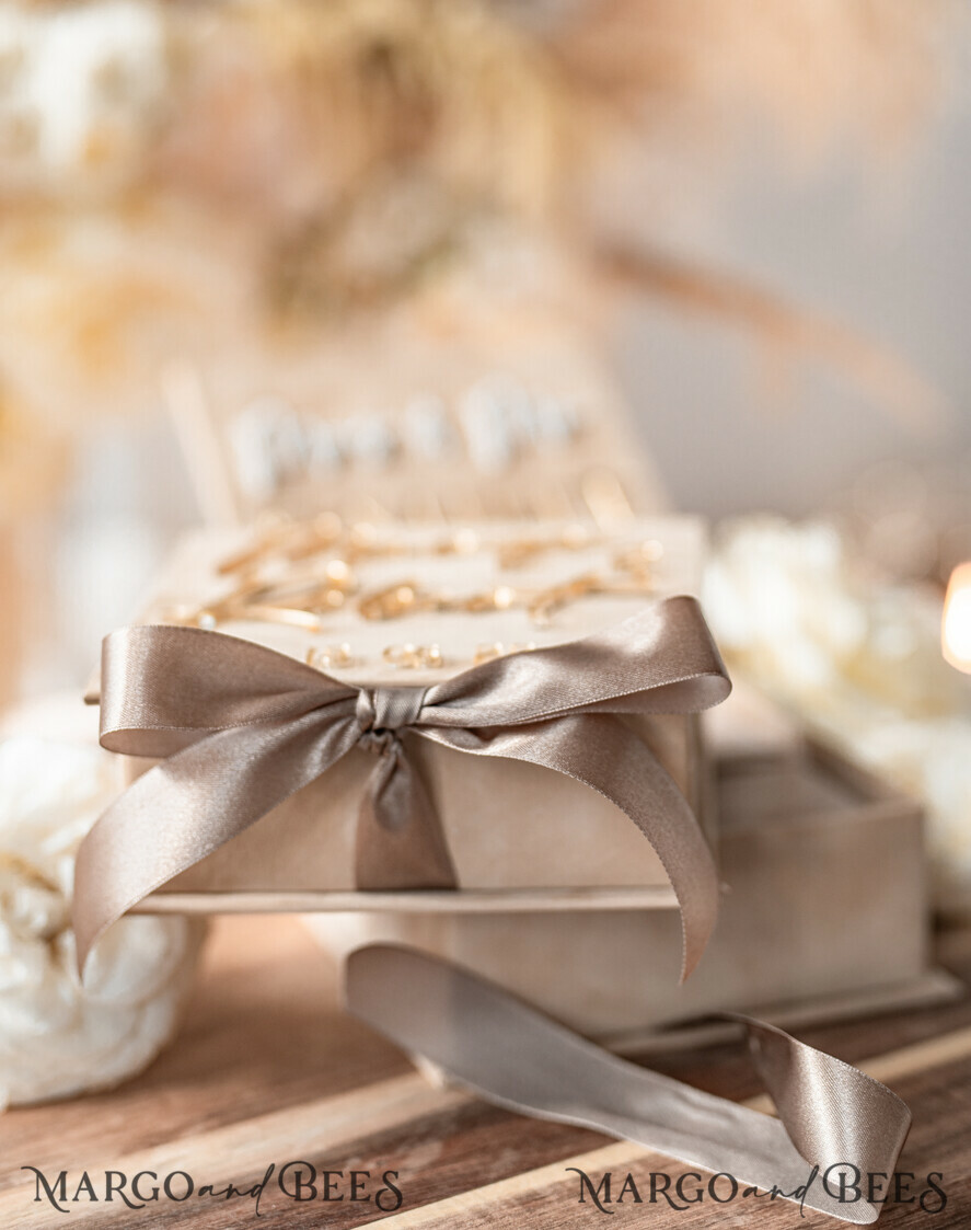 RINGTRÄGERBOXEN & KISSEN Samtkästchen für den Trauungszeremonie Beige Pink Goldene Samt Hochzeitsringbox für die Zeremonie, Ringbox für die Hochzeitszeremonie 3 Ringe Samt, Boho Glam Hochzeitsringboxen für ihn und sie, Luxus Samt Ringbox doppelt in benutzerdefinierten Farben.
