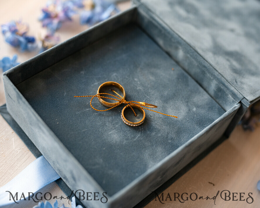 RINGTRÄGERBOXEN & KISSEN Samtkästchen für den Trauungszeremonie Staubblauer goldener Samt-Ringbox für die Zeremonie, Ringbox für die Hochzeitszeremonie 3 Ringe Samt, Boho Glam Hochzeitsringboxen für ihn und sie, luxuriöse Samt-Ringbox doppelt mit maßgeschneiderten Farben.