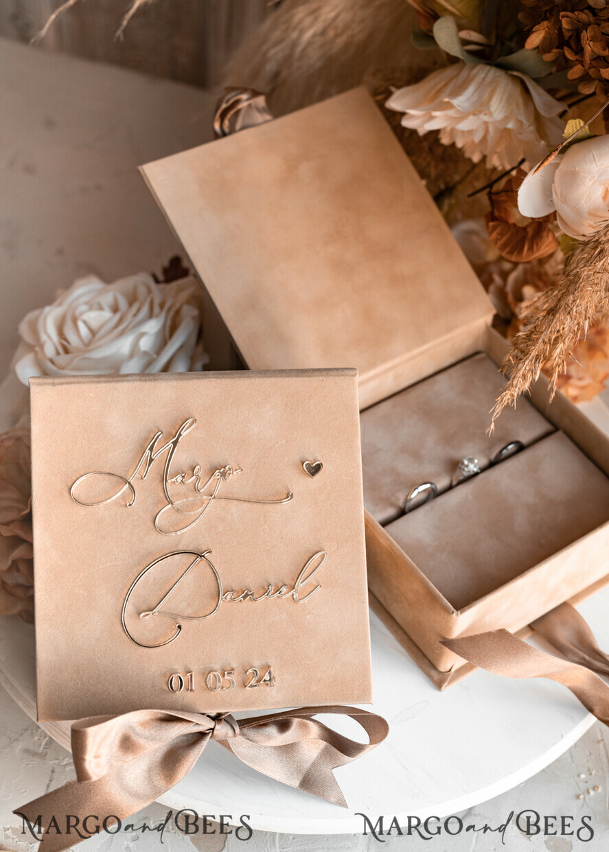 RINGTRÄGERBOXEN & KISSEN Samtkästchen für den Trauungszeremonie Beige goldene Samt-Eheringbox für die Zeremonie, Nude-Ringbox für die Hochzeitszeremonie 3 Ringe Samt, Boho Glam Eheringboxen für ihn und sie, Luxuriöse doppelte Samt-Ringbox in individuellen Farben.