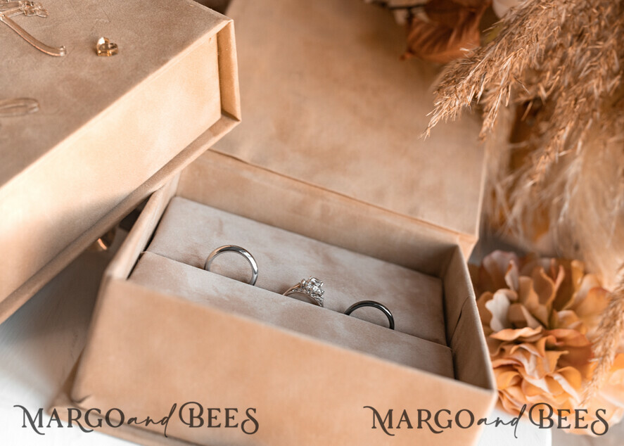 RINGTRÄGERBOXEN & KISSEN Samtkästchen für den Trauungszeremonie Beige goldene Samt-Eheringbox für die Zeremonie, Nude-Ringbox für die Hochzeitszeremonie 3 Ringe Samt, Boho Glam Eheringboxen für ihn und sie, Luxuriöse doppelte Samt-Ringbox in individuellen Farben.