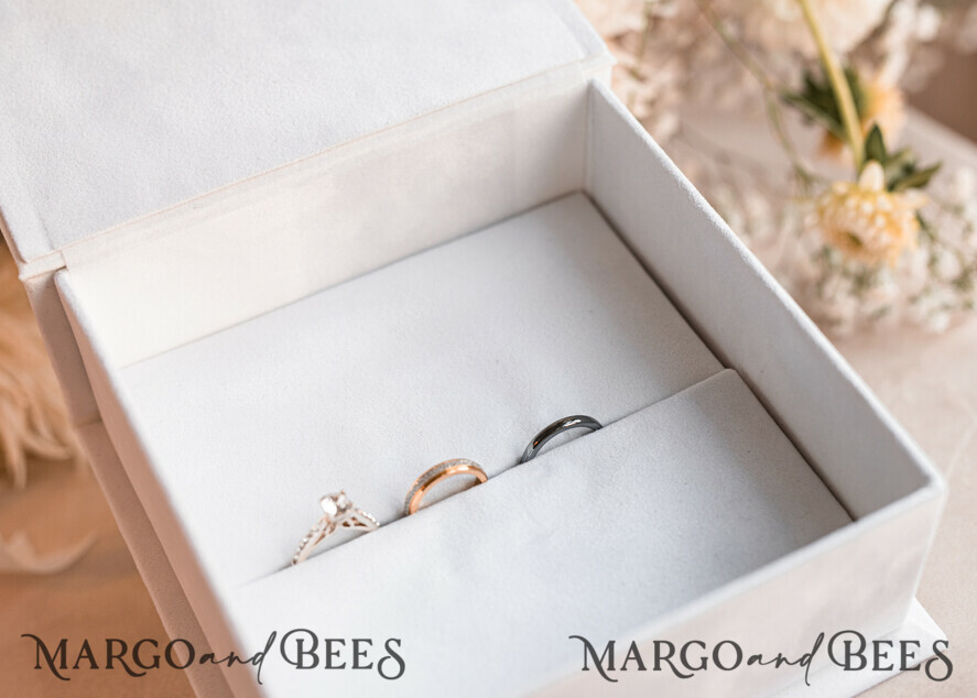 RINGTRÄGERBOXEN & KISSEN Samtkästchen für den Trauungszeremonie Reine weiße Ringbox für die Hochzeitszeremonie 3 Ringe, weiße goldene Samt-Hochzeitsringbox für die Zeremonie, glamouröse Hochzeitsringboxen für ihn und sie, luxuriöse Samt-Ringbox doppelt in benutzerdefinierten Farben.