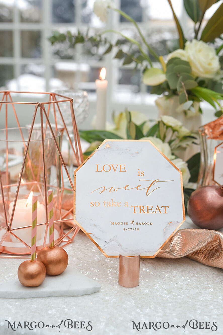 TISCHDEKORATIONSCHILDER   Glitzer Kupfer Marmor Hochzeitstischschild, Geometrisches Liebe Ist Süß Hochzeitstischschild, Desserttischschild, Kupfer Hochzeitsgeschenk Tischschilder, Desserttisch, Bearbeitbarer Text