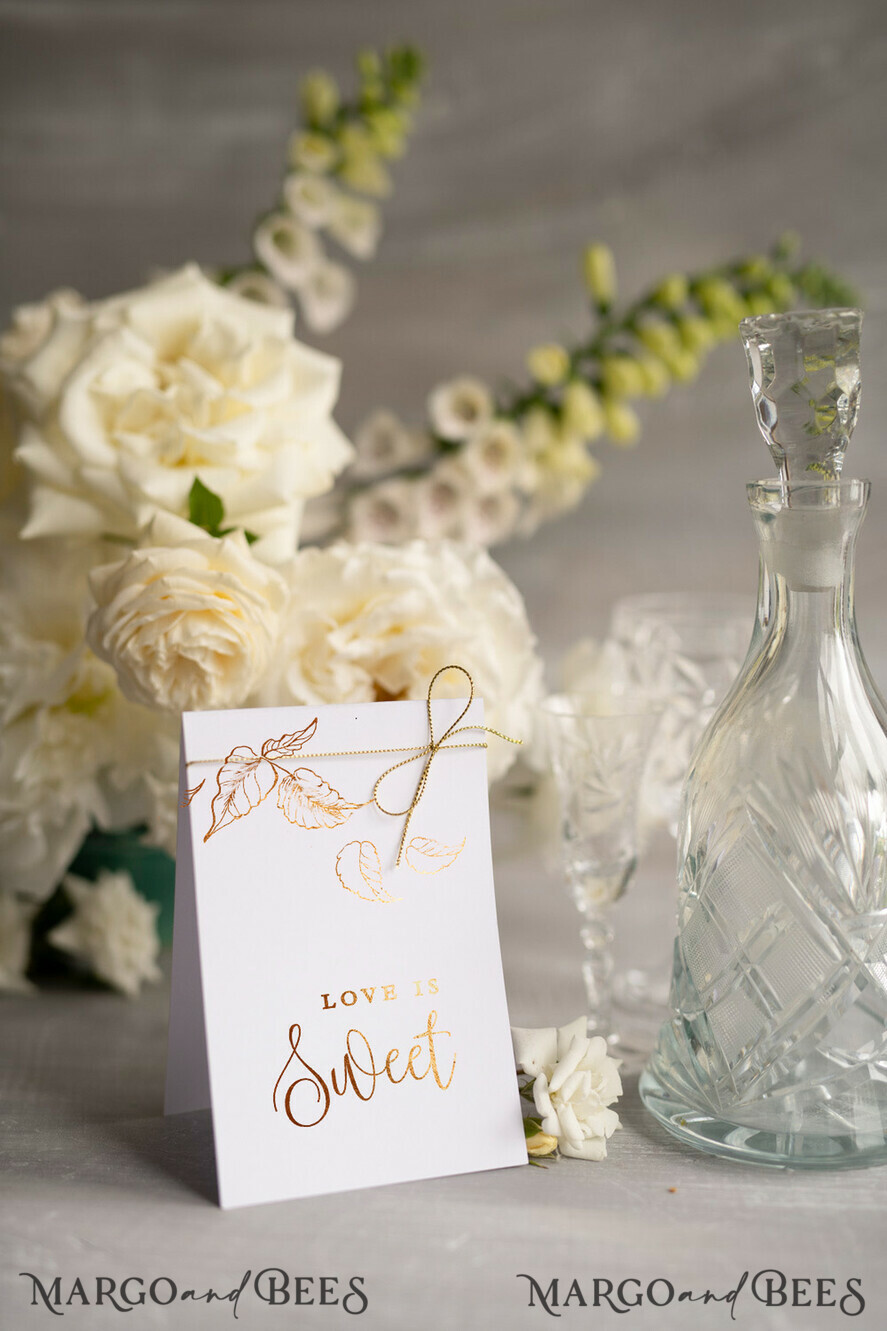 TISCHDEKORATIONSCHILDER   Glitzer Weiße florale Hochzeitstischnummern, goldene Folien-minimalistische Hochzeitstischkarten, elegante florale Tischdekoration & goldene Schnur, Glamour-Hochzeitsstationery, editierbarer Text.