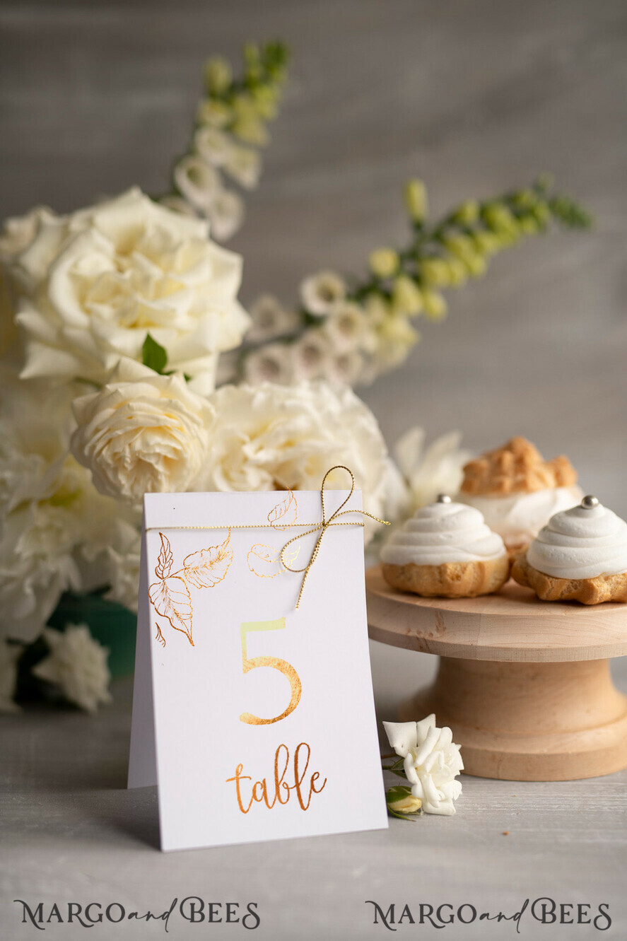TISCHDEKORATIONSCHILDER   Glitzer Weiße florale Hochzeitstischnummern, goldene Folien-minimalistische Hochzeitstischkarten, elegante florale Tischdekoration & goldene Schnur, Glamour-Hochzeitsstationery, editierbarer Text.