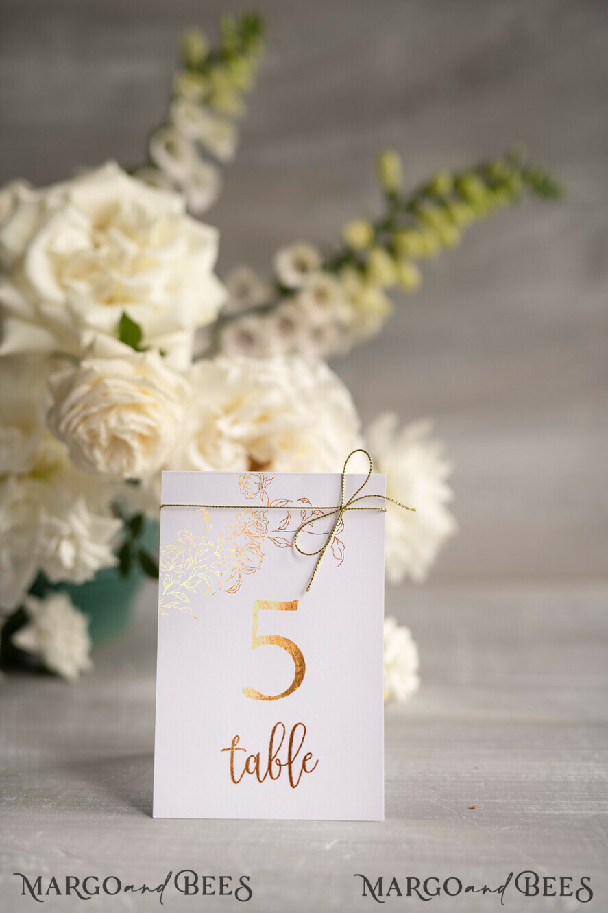 TISCHDEKORATIONSCHILDER   Glitzer Weiße florale Hochzeitstischnummern, goldene Folien-minimalistische Hochzeitstischkarten, elegante florale Tischdekoration & goldene Schnur, Glamour-Hochzeitsstationery, bearbeitbarer Text