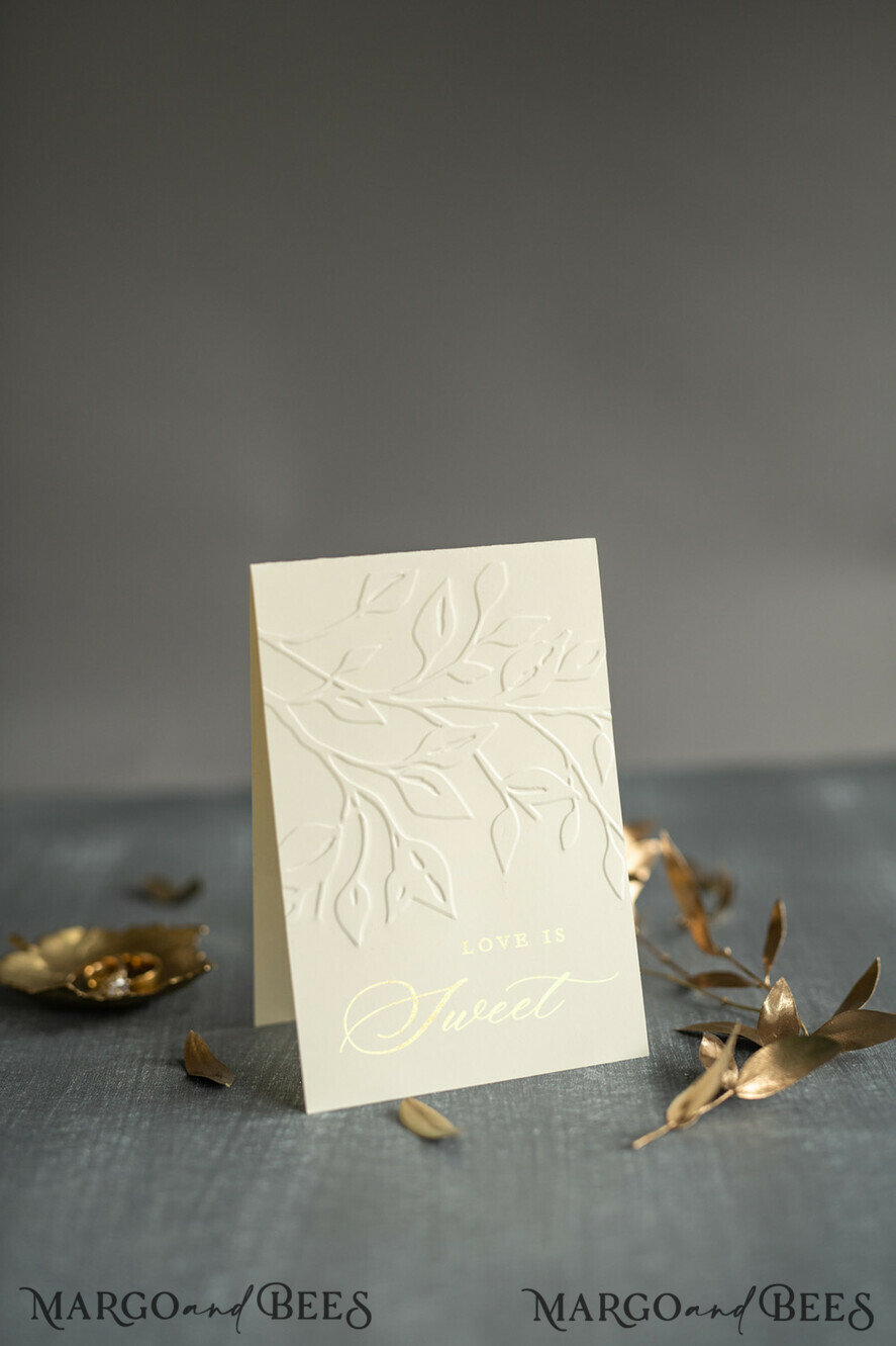 TISCHDEKORATIONSCHILDER   Glitzer Goldfolierte und floral prägte Hochzeits-Tischnummern, Letterpress Tischkarten, elegante florale Tischdekoration, glamouröse geprägte Hochzeitsstationery, bearbeitbarer Text