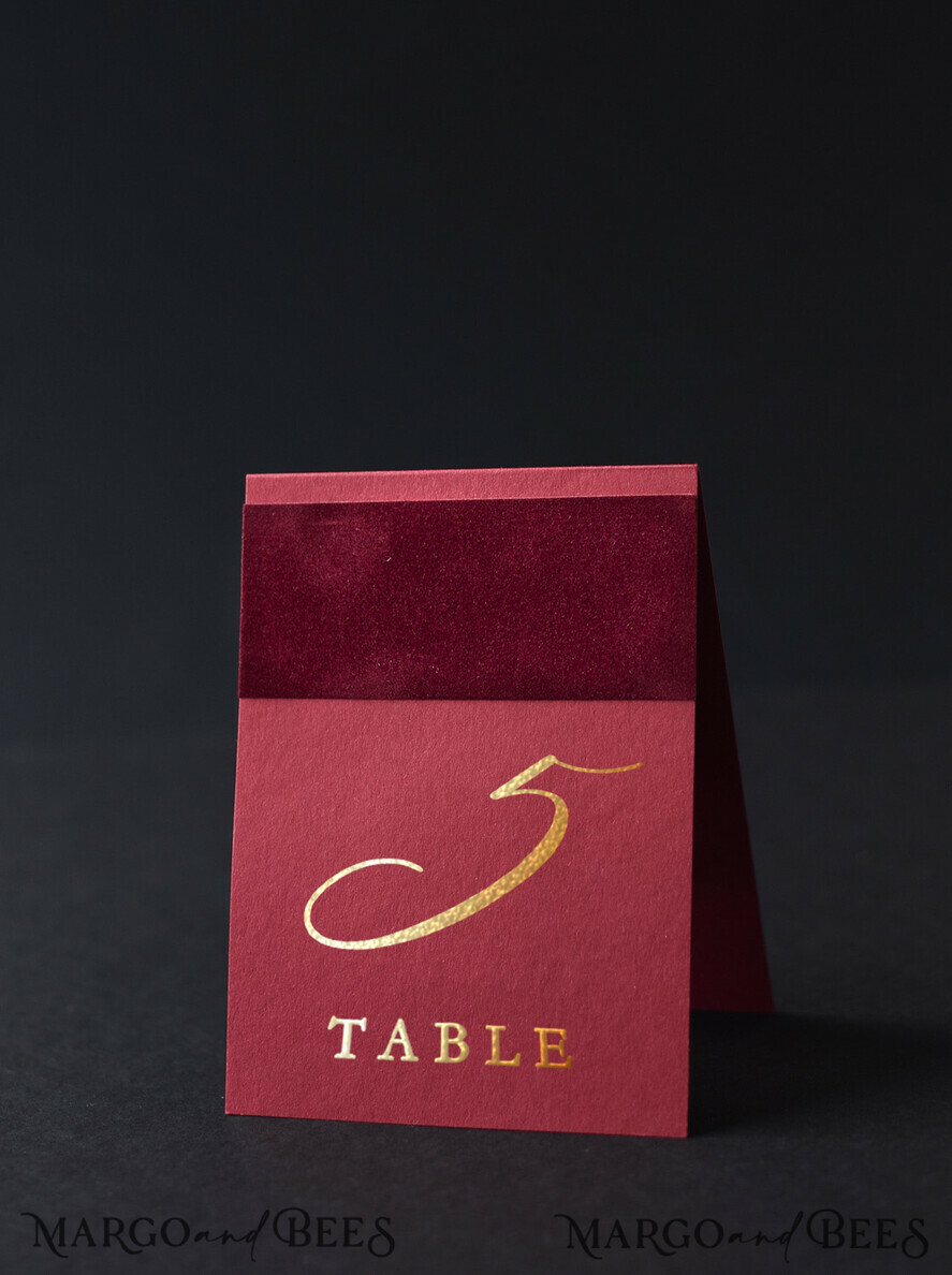 TISCHDEKORATIONSCHILDER   Glitzer Elegante Burgunder Hochzeitstischnummern, glamouröse Goldfolien-Druck Tischnummern mit Samt, luxuriöse moderne Hochzeits Tischdekoration, Marsala Samt Hochzeitstischkarten.
