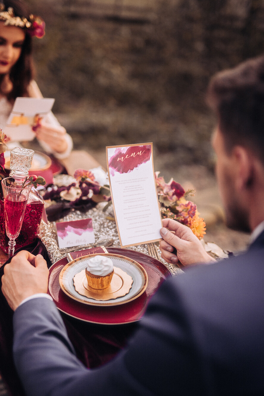 MENÜ & PROGRAMME  
 Glitzer/ Luxus Premium Minimalistisches Aquarell-Hochzeitsmenü, elegante handgefertigte weiße und rote Menükarten mit Monogramm-Bauchband, romantisches Boho-Dinner-Hochzeitsmenü mit goldenen Akzenten