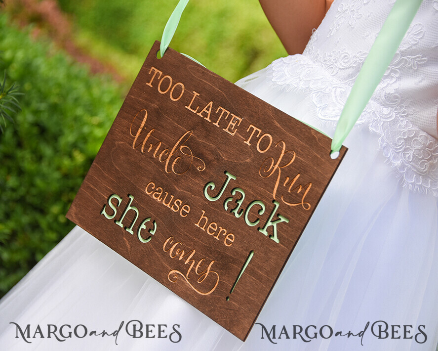 BLUMENMÄDCHEN / SEITENJUNGE SCHILDER rustikal Zu spät, um zu rennen, Onkel, denn hier kommt sie. Personalisiertes Holz-Hochzeitsschild, Holz-Schild für den Seitenjungen, Holz graviertes Schild für das Blumenmädchen, Schild für den Hochzeitstag des Blumenmädchens, rustikale Hochzeitsdekoration für das Blumenmädchen, Papa, hier kommt Mama, hier kommt die Braut.